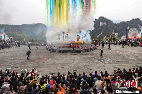 图为仡佬族祭天朝祖祭祀大典现场。中新社记者 瞿宏伦 摄