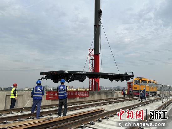 图为:吊装轨道车平板。中新社发 刘鑫 摄