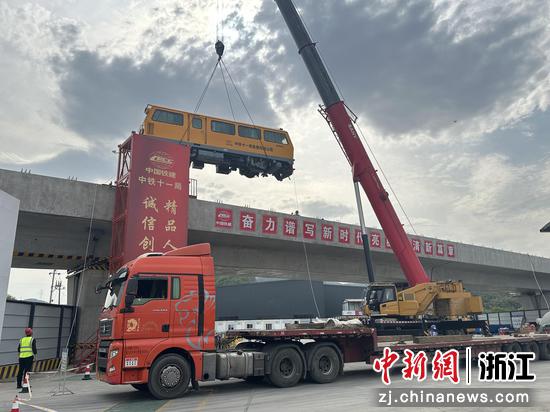 图为:轨道车吊装。中新社发 刘鑫 摄