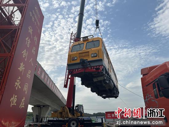 图为:轨道车吊装。中新社发 刘鑫 摄