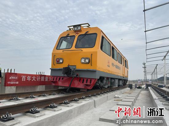 图为:轨道车上轨道。中新社发 刘鑫 摄