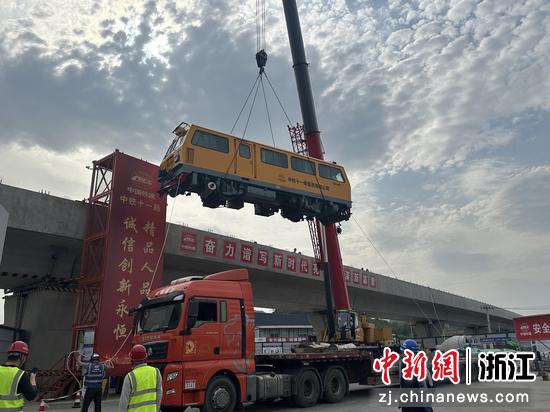 图为:轨道车吊装。中新社发 刘鑫 摄