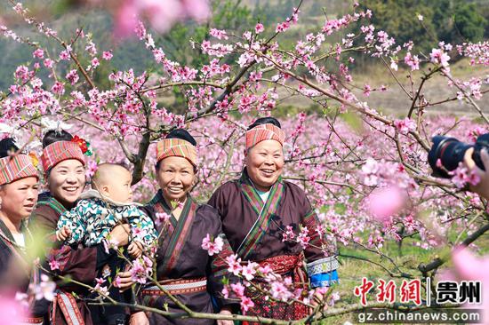 贵州省剑河县岑松镇塘脚村桃花种植基地，村民拍照打卡。杨家孟 摄