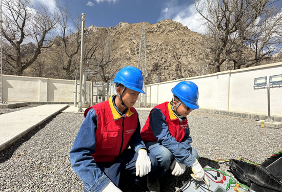 4月8日,国网阿克苏供电公司职工王晨、俄合拉斯·塔布斯正在35千伏大龙池变电站开展主变直流电阻测试工作。王聪 摄 4月8日,国网阿克苏供电公司职工王晨、俄合拉斯·塔布斯正在35千伏大龙池变电站开展主变直流电阻测试工作。王聪 摄