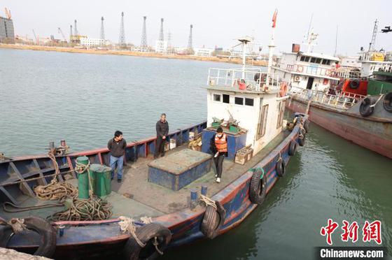 4月8日,天津塘沽边检站开通“绿色通道”紧急救助一名中国籍受伤船员。(塘沽边检站供图) 4月8日,天津塘沽边检站开通“绿色通道”紧急救助一名中国籍受伤船员。(塘沽边检站供图)