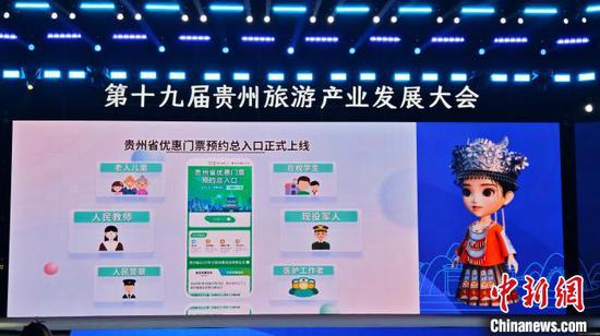 “黄小西”讲述产品功能。石小杰 摄 “黄小西”讲述产品功能。石小杰 摄