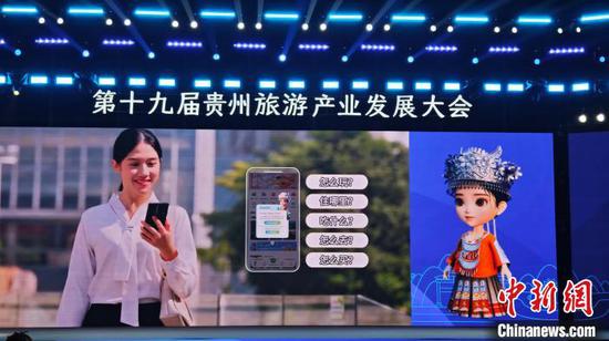 “黄小西”讲述产品功能。石小杰 摄 “黄小西”讲述产品功能。石小杰 摄