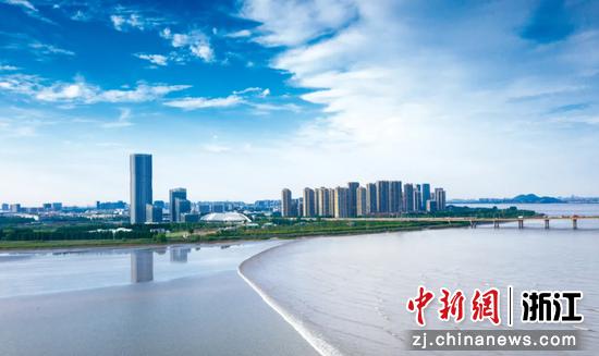 钱塘江畔的钱塘区。钱塘区委宣传部 供图 钱塘江畔的钱塘区。钱塘区委宣传部 供图