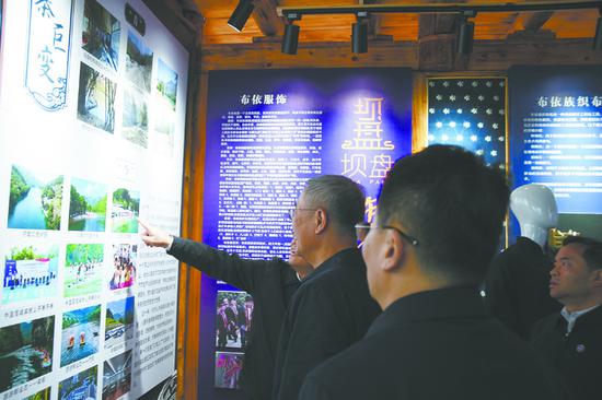 4月9日，民进中央定点帮扶工作座谈会在贵州省黔西南布依族苗族自治州安龙县召开。图为座谈会前，蔡达峰在安龙县坝盘村走访调研。