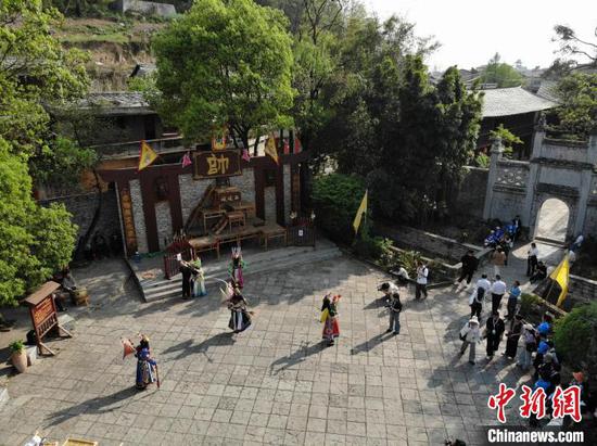 图为航拍游客在贵州天龙屯堡里观赏地戏演出。石小杰 摄