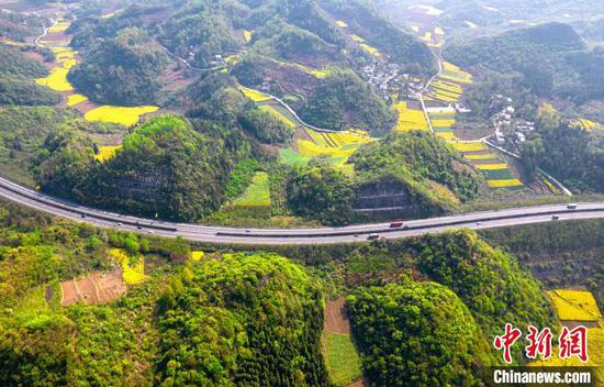 图为航拍黔西市境内的贵黔高速公路。史开心 摄