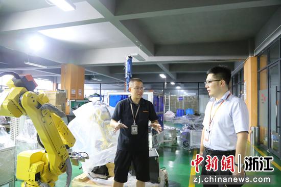 宁波银行工作人员深入了解企业经营状况。 宁波银行 供图