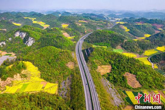 图为航拍黔西市境内的贵黔高速公路。史开心 摄