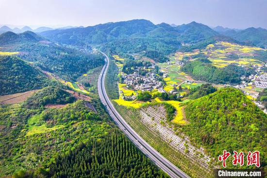 图为航拍黔西市境内的贵黔高速公路。史开心 摄