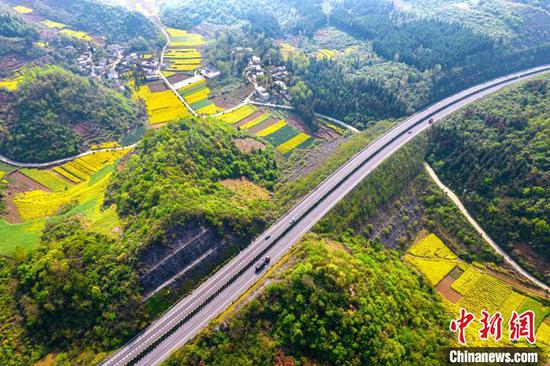 图为航拍黔西市境内的贵黔高速公路。史开心 摄