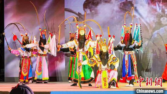 地戏情景歌舞《屯堡英雄》。 陈洋昕 摄 地戏情景歌舞《屯堡英雄》。 陈洋昕 摄