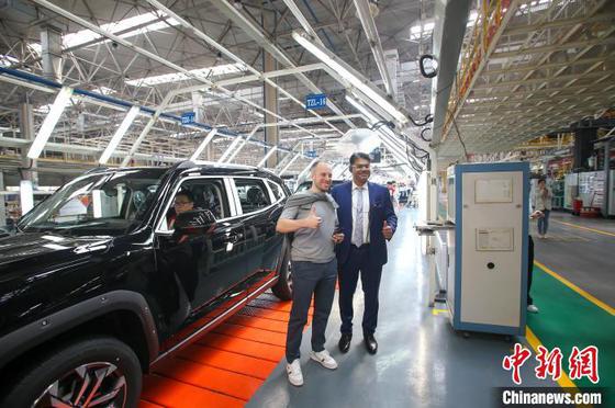 4月11日，各界代表参观天津长城汽车生产线。　记者 佟郁 摄