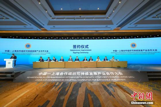 4月10日，在天津举办的中国—上合组织可持续发展产业合作大会上，涵盖新能源、新材料、基础设施、汽车产业链等关键领域的18个重点项目集中签约。这批产业合作项目将于近期加速落地，促进上合组织国家间各领域务实合作。当日，中国—上海合作组织可持续发展产业合作大会在天津滨海新区举行。来自上合组织成员国的各界代表和中国各行业翘楚齐聚渤海之滨，围绕对外开放、产业升级、投资促进等议题进行交流，推动多方合作。中新社记者 佟郁 摄