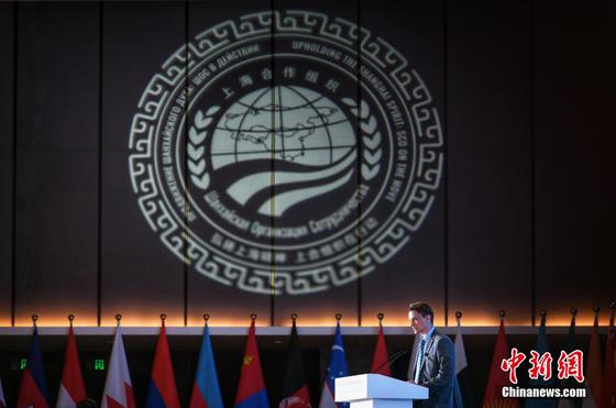 4月10日，天津，俄罗斯先锋经济特区副总经理米哈伊尔·德列维扬科向与会嘉宾分享“先锋”经济特区落实可持续发展目标的实践经验。当日，中国—上海合作组织可持续发展产业合作大会在天津滨海新区举行。来自上合组织成员国的各界代表和中国各行业翘楚齐聚渤海之滨，围绕对外开放、产业升级、投资促进等议题进行交流，推动多方合作。中新社记者 佟郁 摄