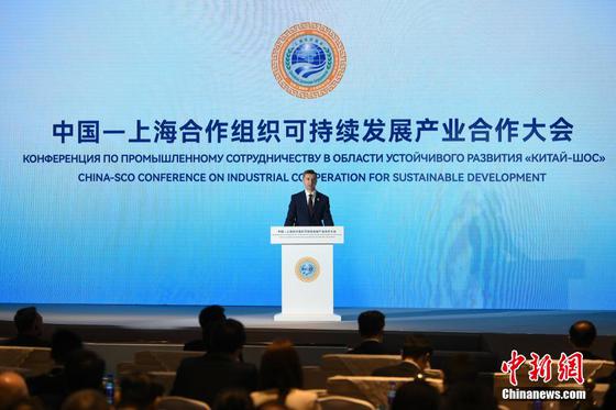 4月10日，天津，中白工业园区开发股份有限公司第一副总经理基里尔·卡罗杰耶夫向与会嘉宾阐述工业园通过可持续发展实践深化中白战略伙伴关系。当日，中国—上海合作组织可持续发展产业合作大会在天津滨海新区举行。来自上合组织成员国的各界代表和中国各行业翘楚齐聚渤海之滨，围绕对外开放、产业升级、投资促进等议题进行交流，推动多方合作。中新社记者 佟郁 摄