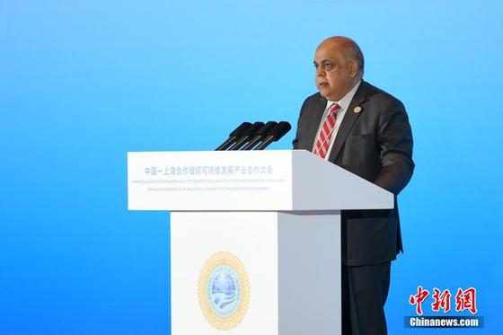 4月10日，天津，中国—上海合作组织秘书处副秘书长索海尔·汗在开幕大会上致辞。当日，中国—上海合作组织可持续发展产业合作大会在天津滨海新区举行。来自上合组织成员国的各界代表和中国各行业翘楚齐聚渤海之滨，围绕对外开放、产业升级、投资促进等议题进行交流，推动多方合作。中新社记者 佟郁 摄