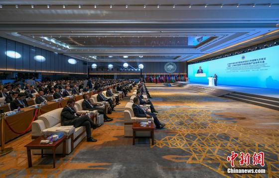 4月10日，天津，中国—上海合作组织秘书处副秘书长索海尔·汗在开幕大会上致辞。当日，中国—上海合作组织可持续发展产业合作大会在天津滨海新区举行。来自上合组织成员国的各界代表和中国各行业翘楚齐聚渤海之滨，围绕对外开放、产业升级、投资促进等议题进行交流，推动多方合作。中新社记者 佟郁 摄