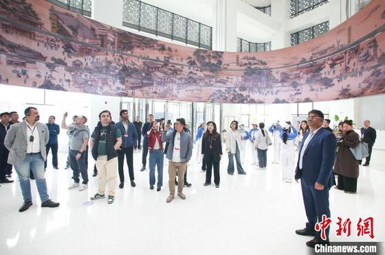 4月11日，各界代表参观联想天津未来中心。　记者 佟郁 摄