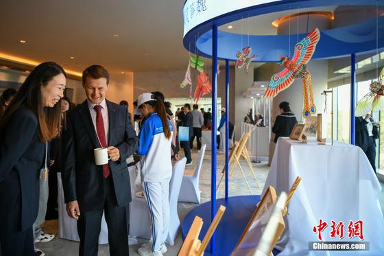 4月10日，天津，与会嘉宾在会场外参观天津杨柳青木板年画和天津风筝魏展示。当日，中国—上海合作组织可持续发展产业合作大会在天津滨海新区举行。来自上合组织成员国的各界代表和中国各行业翘楚齐聚渤海之滨，围绕对外开放、产业升级、投资促进等议题进行交流，推动多方合作。中新社记者 佟郁 摄