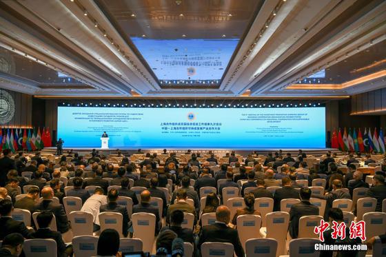 4月10日，中国—上海合作组织可持续发展产业合作大会在天津滨海新区举行。来自上合组织成员国的各界代表和中国各行业翘楚齐聚渤海之滨，围绕对外开放、产业升级、投资促进等议题进行交流，推动多方合作。图为开幕大会。中新社记者 佟郁 摄