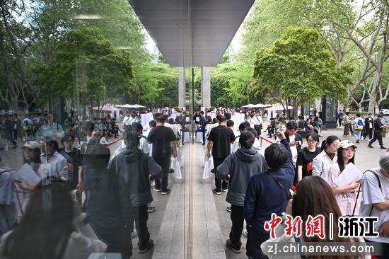 图为:众多参观者在中国美术学院美术馆外排起长队。中新社记者 王刚 摄