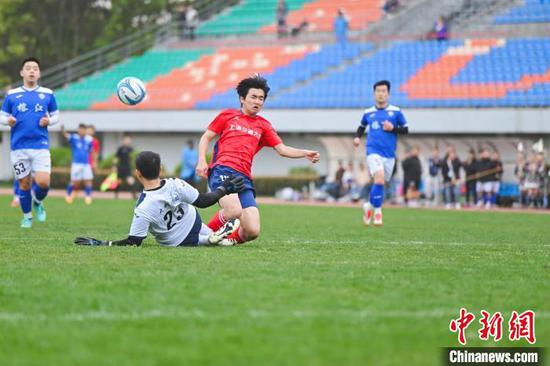 4月12日，贵州榕江大利侗寨足球队与上海交大校队足球友谊赛在上海交通大学闵行校区胡法光体育场上火热开赛。　上海交通大学供图