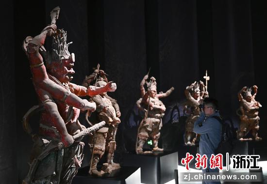 图为:观众参观《黑神话:悟空》主题模型。中新社记者 王刚 摄