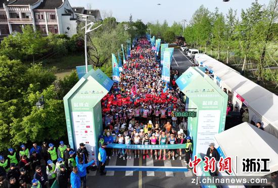 4月13日，莲都农商银行·2025莲都田园半程马拉松在浙江丽水莲都鸣枪起跑。（主办方供图）