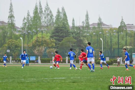 图为上海交通大学与贵州“村超”足球队举行交流赛。上海交通大学供图