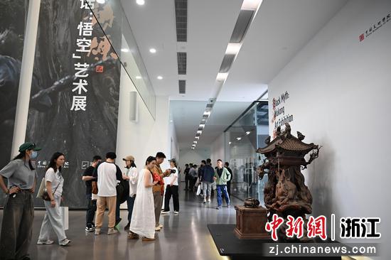 图为:中国美术学院美术馆迎来众多参观者。中新社记者 王刚 摄