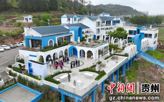 韩国客商在蓝白小寨参观考察。陆劲松摄