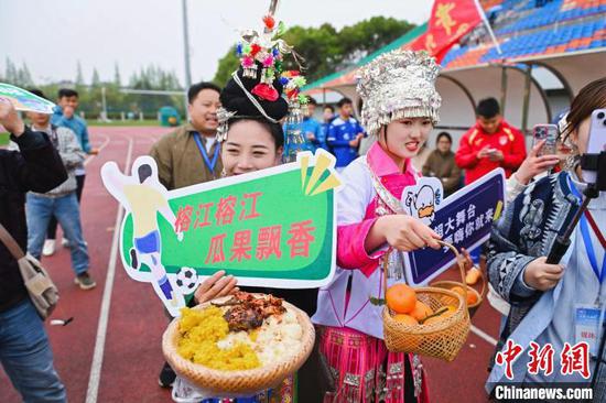 赛场外，“舌尖上的贵州”同样令人流连。　　上海交通大学供图