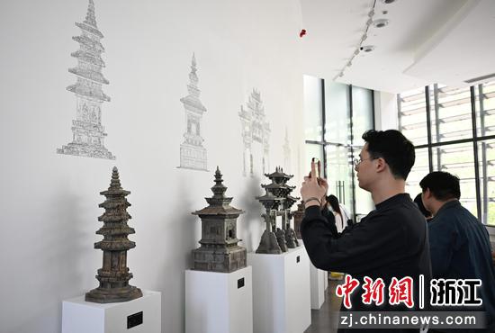 图为:观众参观《黑神话:悟空》主题作品。中新社记者 王刚 摄
