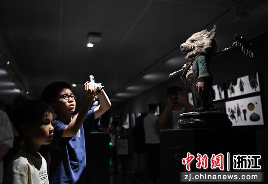 图为:观众参观《黑神话:悟空》主题模型。中新社记者 王刚 摄