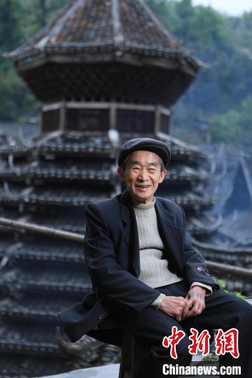 “掌墨师”陆文礼在肇兴侗寨礼团鼓楼前留影。(资料图,受访者供图) “掌墨师”陆文礼在肇兴侗寨礼团鼓楼前留影。(资料图,受访者供图)