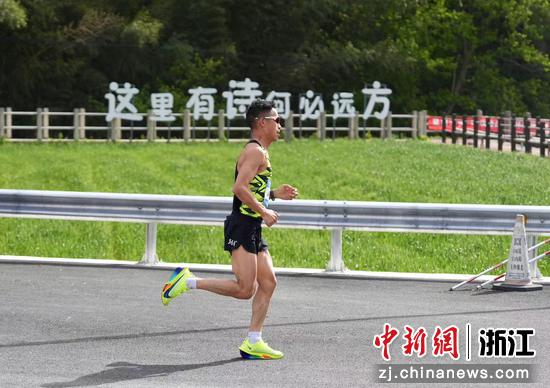 4月13日，一名跑者沉浸于马拉松赛事。越城区委宣传部 供图