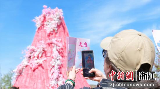 活动现场，观众拍照打卡。大岚镇 供图