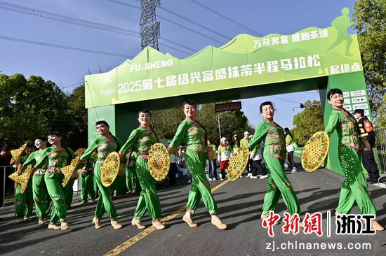 4月13日，“村嫂”舞蹈队表演采茶舞。越城区委宣传部 供图