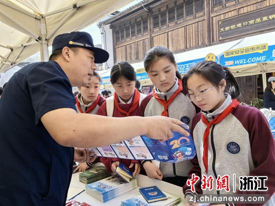 4月13日，学生们在活动现场学习国安知识。（义乌市官方供图）