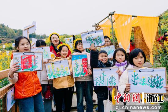 学生们展示自己的作品。章晨晖 摄 学生们展示自己的作品。章晨晖 摄