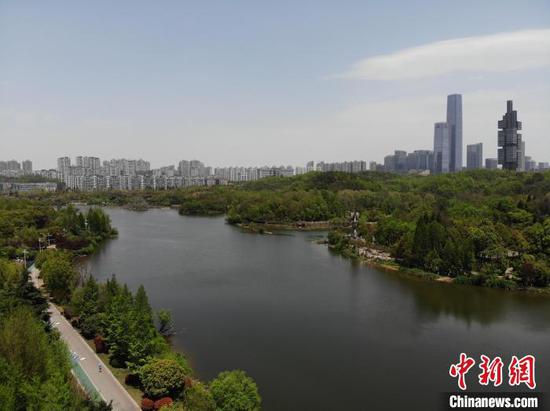 图为航拍贵阳市观山湖公园春景如画。（无人机照片）石小杰 摄