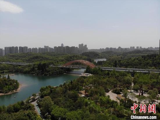 图为航拍贵阳市观山湖公园春景如画。（无人机照片）石小杰 摄