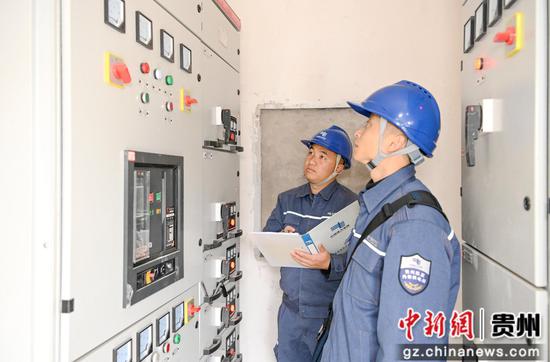 南方电网贵州凯里丹寨供电局工作人员对丹寨县国春银饰有限责任公司配电房的仪表运行情况进行检查。杨启志 摄