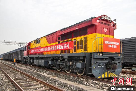 贵州至广西北部湾港西部陆海新通道铁海联运班列开行。 国铁成都局供图 贵州至广西北部湾港西部陆海新通道铁海联运班列开行。 国铁成都局供图