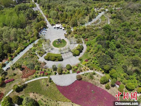 图为航拍贵阳市观山湖公园春景如画。（无人机照片）石小杰 摄